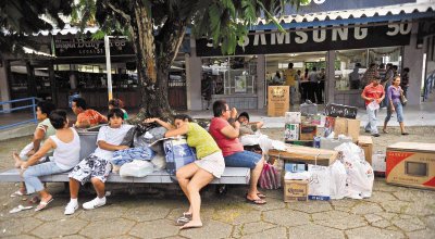 El cansancio pasa la factura. Las bancas son un buen refugio para cuidar la mercanc&#x00ED;a y descansar.