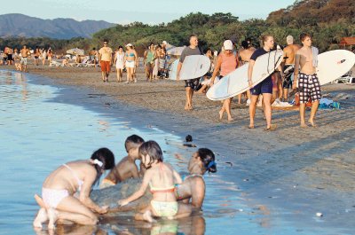 Las playas guanacastecas, como Tamarindo, son otro de los destinos m&#x00E1;s buscados por nacionales y extranjeros. Archivo.