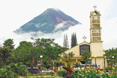 Las llanuras de San Carlos son uno de los destinos favoritos. El volc&#x00E1;n Arenal es el principal atractivo. Archivo.