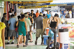 Muchas personas se dedican a comprar y vender saldos, similar a la reventa en un estadio. Fines ilustrativos.