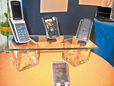 En las agencias del ICE, puede encontrar variedad de modelos de celulares para 3G. Archivo.