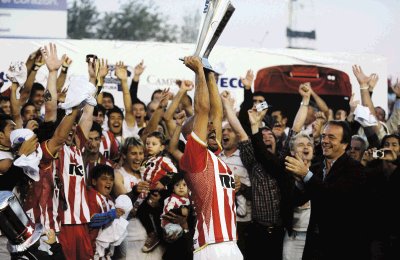 Juan Sebasti&#x00E1;n &#x201C;La Brujita&#x201D; levanta el trofeo que acredita a Estudiantes como campeones del f&#x00FA;tbol argentino. AFP