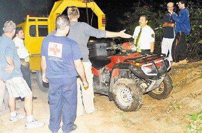 Hermanos y amigos de la v&#x00ED;ctima no pod&#x00ED;an creer lo sucedido. El cuadraciclo qued&#x00F3; encima del cuerpo. Jorge Uma&#x00F1;a.