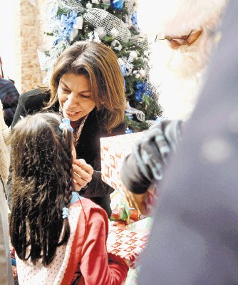 El colacho y la Presidenta repartieron los regalos.