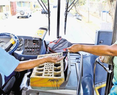 Resalta el mal servicio en el transporte p&#x00FA;blico. Archivo.