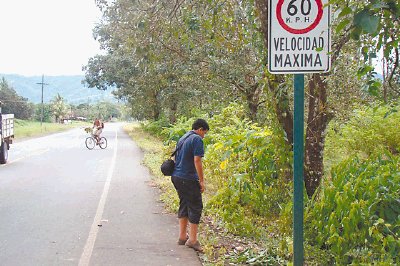 El cuerpo del muchacho qued&#x00F3; abandonado a un lado de la v&#x00ED;a. Alfonso Quesada.