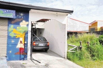 En esta casa ubicada en Villa Bonita de Alajuela se detuvo al colombiano de apellido Caicedo. Jos&#x00E9; Rivera.