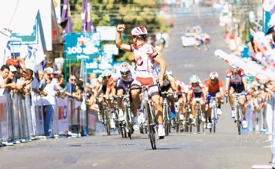   El ganador de la etapa, Marco Salas, se cerciora de que nadie le pueda arrebatar la etapa, en su segundo a&#x00F1;o como profesional del ciclismo.