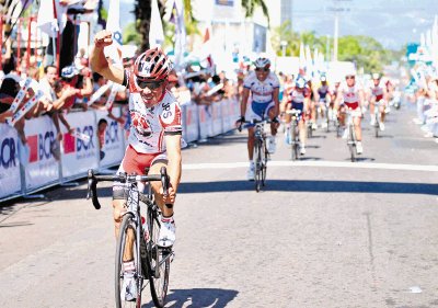 Marco Salas levanta el pu&#x00F1;o como se&#x00F1;al de triunfo en su llegada a Esparza, en lo que fue la primera etapa de la Vuelta a Costa Rica. Alexander Ot&#x00E1;rola.