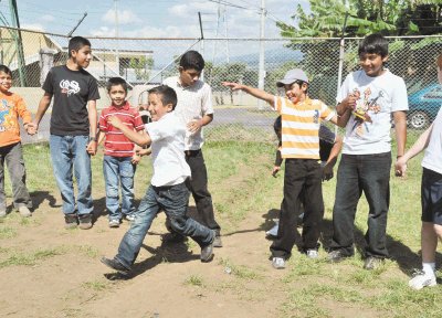 En barrio Socorro jugaron al gato y el rat&#x00F3;n. Jos&#x00E9; Rivera.