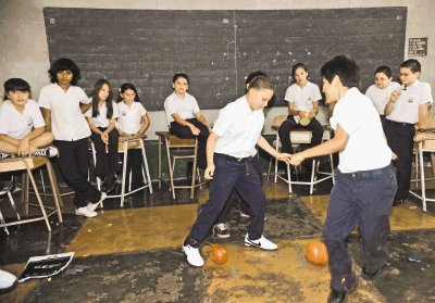 En esta clase en la escuela Apolinar Lobo Uma&#x00F1;a, hicieron a un lado los cuadernos y pupitres para jugar a estallar globos. Jos&#x00E9; Rivera.