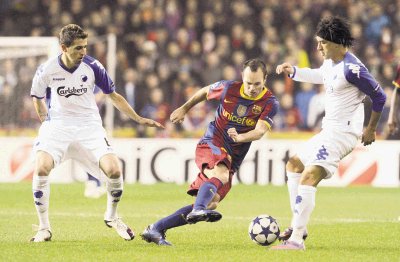 Cristian Bola&#x00F1;os (derecha) ha sido pieza clave en la media cancha.