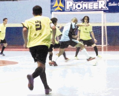Jorge Su&#x00E1;rez (9), anotador de dos goles, fue un dolor de cabeza para la zaga desamparade&#x00F1;a. Futsal Prensa.