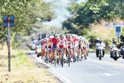   Durante la carrera y sin contar a los escapados, el pelot&#x00F3;n se mantuvo unido y sin ning&#x00FA;n contratiempo. Entre los l&#x00ED;deres se encontraba el equipo de JPS-Giant.