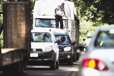   Ante el paso de la caravana hacia Liberia, los autom&#x00F3;viles que vienen en sentido contrario se detuvieron para ver el espect&#x00E1;culo de la Vuelta 2010.