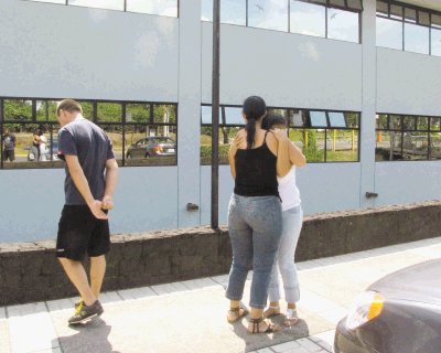 &#x201C;&#x00A1;Mi ni&#x00F1;a, mi ni&#x00F1;a! &#x00A1;Me la quitaron, me la quitaron!&#x201D;, gritaba ahogada en llanto ayer en la Morgue Judicial, la madre de la menos de 12 a&#x00F1;os. Miguel Calder&#x00F3;n.