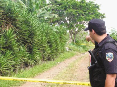 El cuerpo fue encontrado ayer en la calle de un cafetal en la finca La Quintana, en Santo Domigo de Heredia. Mario Guevara.