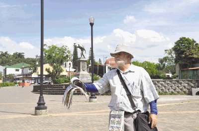 En Alajuela ayer calent&#x00F3; un poco m&#x00E1;s la venta de la navide&#x00F1;a con respecto a otros d&#x00ED;as, ya que estaban bajas las ventas. Los n&#x00FA;meros altos son poco cotizados.