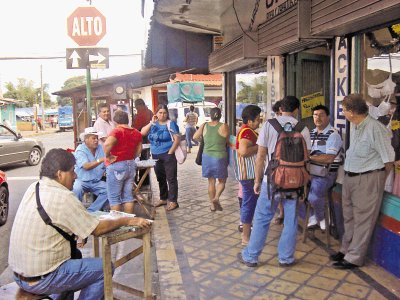 En el centro de Turrialba s&#x00ED; ha estado muy buena la venta. Decenas buscan cuatro pedacitos de n&#x00FA;meros bajos y muchos venden a precio oficial.