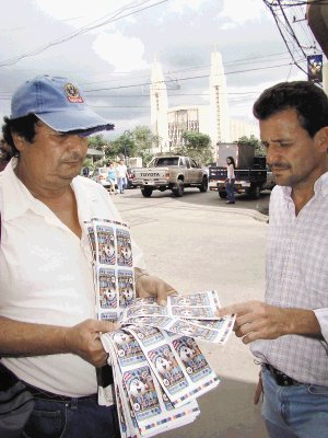 Bol&#x00ED;var Mora es vendedor hace m&#x00E1;s de 25 a&#x00F1;os en P&#x00E9;rez Zeled&#x00F3;n, adonde quedan pocos n&#x00FA;meros bajos. &#x00C9;l vendi&#x00F3; medio entero del mayor hace unos 14 a&#x00F1;os.