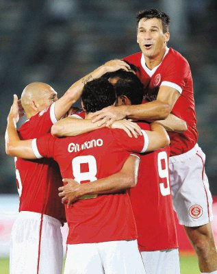   Internacional, campe&#x00F3;n de Sudam&#x00E9;rica, derrot&#x00F3; 4-2 a Seongnam Ilhwa de Corea del Sur, para terminar tercero.