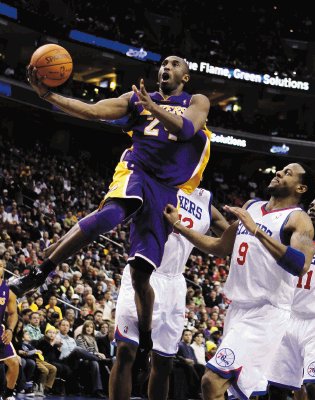 Los campeones de la NBA siguen luci&#x00E9;ndose. Aqu&#x00ED; Kobe Bryant suma uno m&#x00E1;s de los 20 puntos conseguidos en el juego. Reuters.