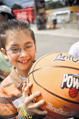 Marcos S&#x00E1;nchez recibi&#x00F3; una bola de baloncesto con el que jugar&#x00E1; en vacaciones.