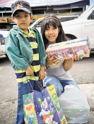 Alex&#x00E1;nder y Katherine Lainez recibieron regalos en la fiesta de la parroquia de Zapote. Herbert Arley.