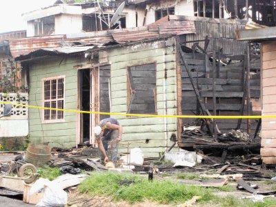 Vecinos recuperaran ayer pertenencias entre escombros.