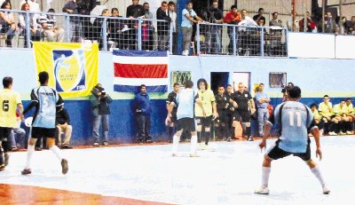 En el juego de ida T Shirt (amarillo) sac&#x00F3; la ventaja por 3-2.