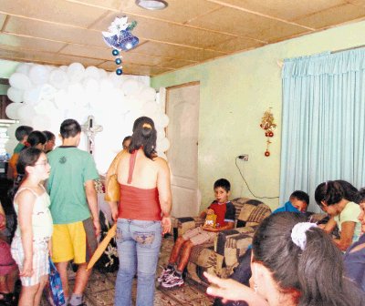 Gran cantidad de personas se presentaron a la vela del beb&#x00E9; mientras la familia se apoyaba mutuamente. Yariela Novo.