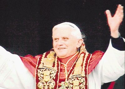 El Papa Benedicto XVI con la selecci&#x00F3;n espa&#x00F1;ola.