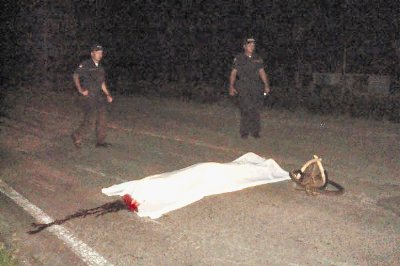 El cuerpo qued&#x00F3; tendido en medio de la v&#x00ED;a y custodiado por Fuerza P&#x00FA;blica. GN.