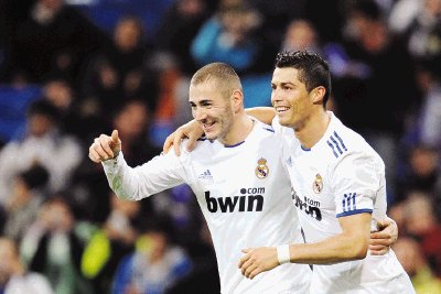 Benzema y Cristiano se dieron gusto: tres goles cada uno. Reuters.