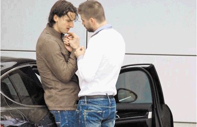 Esta foto de los jugadores Piqu&#x00E9; e Ibrahimovic dio mucho de que hablar. Archivo.