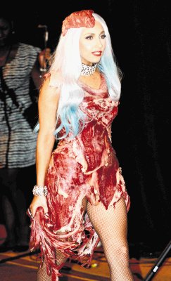 Lady Gaga gener&#x00F3; cr&#x00ED;ticas por su vestido de carne en los premios MTV. AFP.