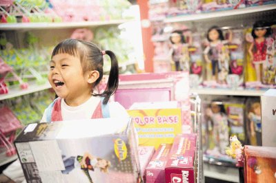 Yin Yinyan Wu busc&#x00F3; con emoci&#x00F3;n junto a su madre el regalo que abrir&#x00E1; hoy en Rohmuser. Marcela Bertozzi.