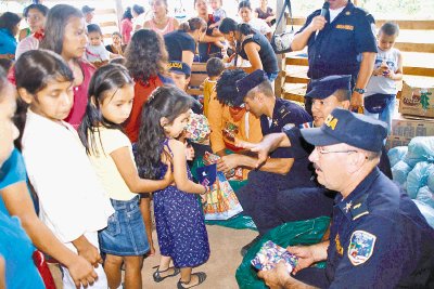 Hicieron fiesta a los ni&#x00F1;os de la isla Chica. MSP.