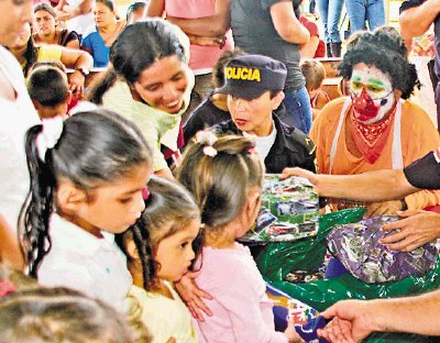 Un payaso les entreg&#x00F3; sus regalos en San Carlos. MSP.