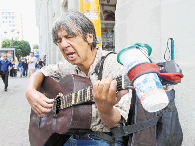 Reynaldo Alvarado desea que todos los ni&#x00F1;os tengan un juguete. M. Vega.