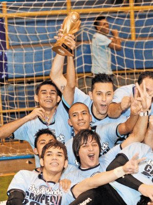 Jugadores de T Shirt Mundo festejaron el primer t&#x00ED;tulo en la Liga Premier. Carlos Borb&#x00F3;n.