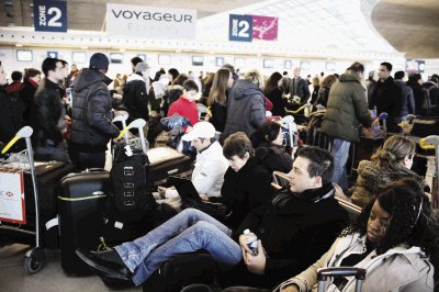 Miles de personas pasan Nochebuena en el aeropuerto Charles de Gaulle de Par&#x00ED;s y no se espera que el clima mejore. EFE.