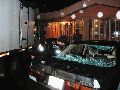 Los hombres dispararon contra dos veh&#x00ED;culos y quebraron varias ventanas. J. Calder&#x00F3;n.