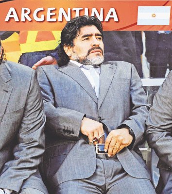 Maradona de nuevo, peleando.