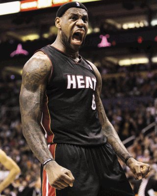 Lebron defiende su pase al Miami Heat. AP.