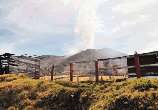 El Volcán Turrialba emana una pluma de gases de manera permanente. Los daños que produce en zonas aledañas son serios.Abelardo Fonseca LN.