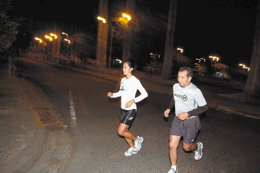 Junto a su entrenador, Juan Carlos Vega,  recorre las  dormidas calles de Alajuela. Carlos Borbón.