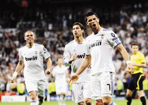 Cristiano Ronaldo cerró la tunda con un gol, Pepe y Ramos lo celebraron. La noche fue redonda en el Bernabéu.  AFP.
