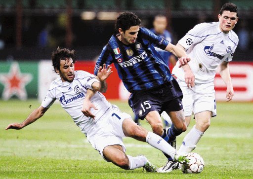 Raúl González (izquierda), se le barre al defensa central del Inter, Andrea Ramochia. Observa, Kyrialos Papadoulos.  AP.