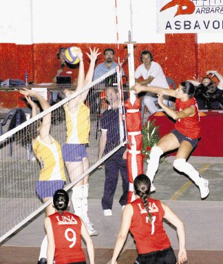 Goicoechea y Santa Bárbara se disputan el primer lugar del torneo femenino.  Archivo.